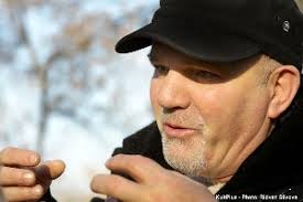 ShemsiKrasniqi-rocker Gjatë viteve të 80-ta dhe 90-ta të shekullit të kaluar kosovarët kishin jetuar me muzikën e Shemsi Krasniqit i njohur si Shemi. - ShemsiKrasniqi-rocker