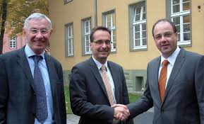 Fotos - FH-Präsident Prof. Dr. Claus Schuster (rechts) und der ...