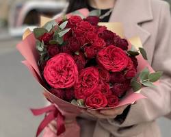 Изображение: Букет из алых роз и других цветов