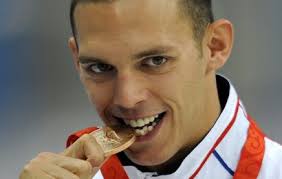 Troisième du 100 m brasse, Hugues Duboscq savoure cette deuxième médaille de bronze, quatre ans après celle qu&#39;il avait décrochée à Athènes. - 3417170