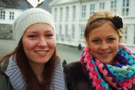 FØLGERE: Tuva Eide (t.v.) og Marie Andersen kikker mest på andre når de er på facebook, men snakker også med glemte venner. (foto: Knr. 3259) - dsc_0055-kopi1