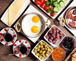Eggs in Turkish hotel breakfast的圖片
