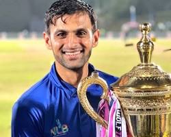 Image of Shoaib Malik holding a trophy
