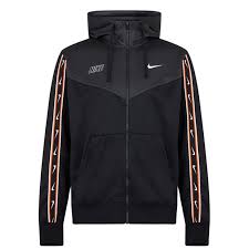 Kids essentials: Get a 60% discount on Nike Long Sleeve Sweat Jackets.