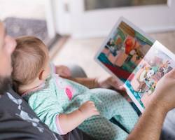 Εικόνα Γονείς που διαβάζουν μαζί με τα παιδιά τους