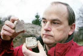 Dr. <b>Wolfgang Ender</b> zeigt eine Gußform, die bei Grabungen in der Oschatzer <b>...</b> - ender5