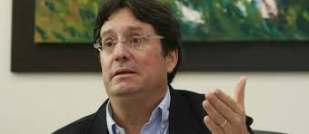 “Juan Manuel was a good Minister of the Treasury and was obviously elected with Uribe&#39;s votes,&quot; says Francisco Santos, &quot;I thought he was going to be a good ... - francisco-santos-640x280-30102012