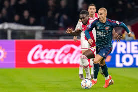 10-man Ajax struggle to draw against Twente