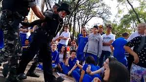 Resultado de imagem para Fotos de policiais prendendo palhaço em  Cascavel