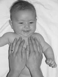 <b>Melanie Menge</b> Fon. 0711 / 460 519 072. E-Mail. info@bakimat.de - babymassage
