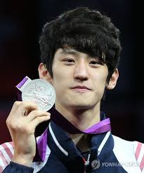 South Korea&#39;s silver medalist Lee Dae-hoon poses with his medal as he stands on the podium during a medal ceremony for the men&#39;s under 58-kilogram taekwondo ... - PYH2012080901780034100_P2