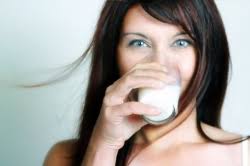 Ada beberapa jenis susu yang sangat baik dikonsumsi ini karena susu tersebut memiliki nutrisi yang sangat baik untuk kesehatan. - minum-susu