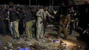 Resultado de imagem para Un atentado suicida deja al menos 72 muertos en un parque público en Pakistán