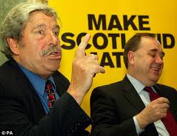 Jimmy Reid in 2005, alongside Scottish National Party leader Alex Salmond, when he announced he was quitting Labour and joining the SNP - article-1302162-0273866B0000044D-616_468x359