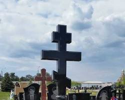 Изображение: Гранитная скульптура креста на могиле