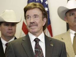 El actor de programas y películas de acción, Chuck Norris, y su hermano Aaron Norris, fueron designados hoy por el gobernador de Texas, Rick Perry, ... - 03_12_2010_14_48_03_311965982