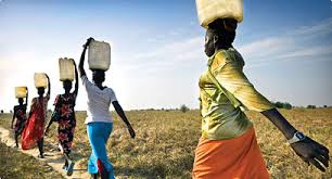 Resultado de imagem para mulheres carregando   água da fonte