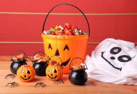 Résultat de recherche d'images pour "enfant qui cherche des bonbons à halloween"