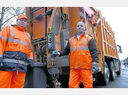 Die Müllwerker Martin Kurek und Jacek Makowski sowie Müllwagenfahrer Michael ...