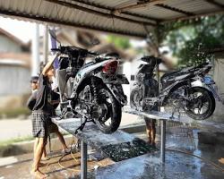 Gambar Cuci motor Honda di musim hujan