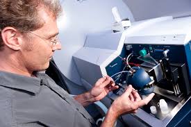 Dr. <b>Thorsten Dittmar</b> bei der Injektion einer Probe in das Massenspektrometer <b>...</b> - ehl2011c7558
