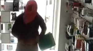 Suspeito tenta roubar loja e desmaia após proprietário o atingir com tábua