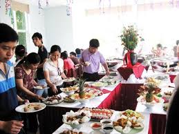 Image result for Hình ảnh nhiều người Việt Nam tranh cướp nhau khi ăn buffet