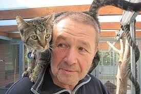 Peter Rachow spielt mit einer Katze im Tierheim. Dreimal pro Woche kümmert der Vareler sich zusammen mit seiner Frau Gabriele ehrenamtliche um Hunde und ... - VAREL_3_118c6734-482f-45ab-902b-5df5bdc92ccc--505x337