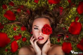 Tara Damiano de Secret Story 7 vient de publier un nouveau shooting avec des roses que voici : - tara-roses