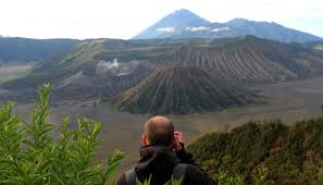 Hasil gambar untuk turis asing mendaki gunung indonesia