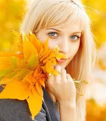 A jovem russa com folhas de outono em um jardim maple queda amarela - russo-meninas-Encantadora-foto-hv_dp21226460