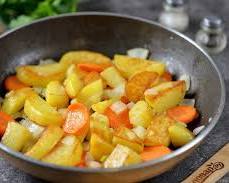 Изображение: Добавьте лук и морковь и продолжайте обжаривать до мягкости