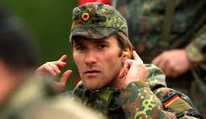 Hochkonzentriert mit Knopf im Ohr: Auch bei der Bundeswehr macht Kombinierer-Ass Ronny Ackermann eine glänzende Figur. Wintersport-Diashows - wintersportler-im-sommer-ronny-ackermann-nordische-kombination