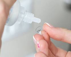 تمیز کردن و ضدعفونی کردن لنزهای تماسی