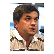 Paulo Fernandes – Um técnico vencedor. Nasceu a 3 de Maio de 1965 em Lisboa. Antes de ser treinador profissional de Futsal desempenhou as funções de ... - futsal-paulo-fernandes