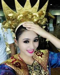 Lễ khai mạc Miss World 2013 bị chê tơi tả 5. Hương Thảo trong trang phục truyền thống của Indonesia - le-khai-mac-miss-world-2013-bi-che-toi-ta
