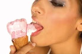Resultado de imagen de mujer comiendo un helado