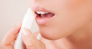 Αποτέλεσμα εικόνας για Σκασμένα χείλη: Πέντε tips για άμεση ανακούφιση