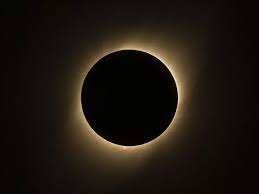 Nuevo título: No se pierda el eclipse solar en Colombia: horarios y fechas para apreciarlo.