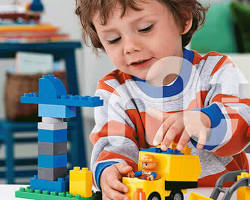 Üç yaşındaki bir çocuk bir oyuncak ile oynuyor