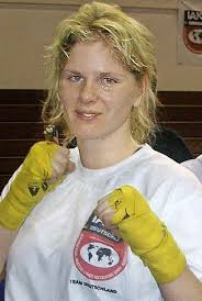Kickboxerin Sarah Mester erringt WM-Titel auch im Vollkontakt.