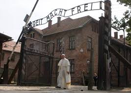 Resultado de imagen de fotos del Papa en el campo de concentracion