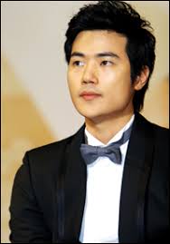 Actor Kim Kang-woo wins the Best Actor award at the 25th Torino Film Festival, Saturday, becoming the first Korean to be given the award. - 071202_p14_actor