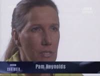 Pam Reynolds war eine bekannte Songschreiberin und Sängerin in den USA und wurde 1991 schwer krank. Die Untersuchungen zeigen ein Aneurysma, ... - Pam1_200