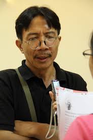 Nhà văn Nguyễn Ngọc Tiến trả lời phóng viên sau khi nhận giải Bùi Xuân Phái - Vì tình yêu Hà Nội. - nguyen-ngoc-tien