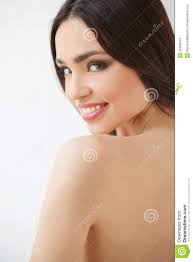 Vista posterior de las mujeres desnudas hermosas que miran - el-parecer-hermoso-vista-posterior-de-las-mujeres-desnudas-hermosas-que-miran-32499444
