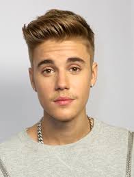 Cabelo castanho claro e penteado combover de Justin Bieber  em 2022