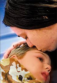 Donna Kapper kisses her son Curtis Anthony at Tiantan Puhua Hospital on Friday. Wu Zhiyi - 0013729e4ad908f24f7f02