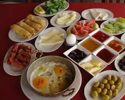 Olives in Turkish hotel breakfast的圖片