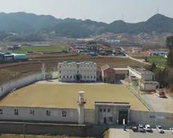 익산 교도소 세트장 전경, AI로 생성